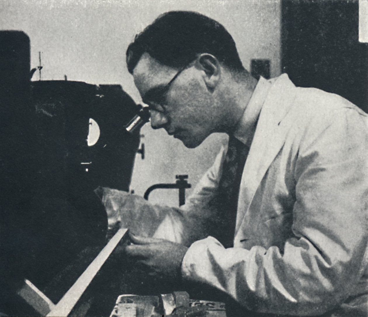 Onderzoeker met microscoop test de structuur van een aluminiumlegering, 1941 door Cecil Beaton