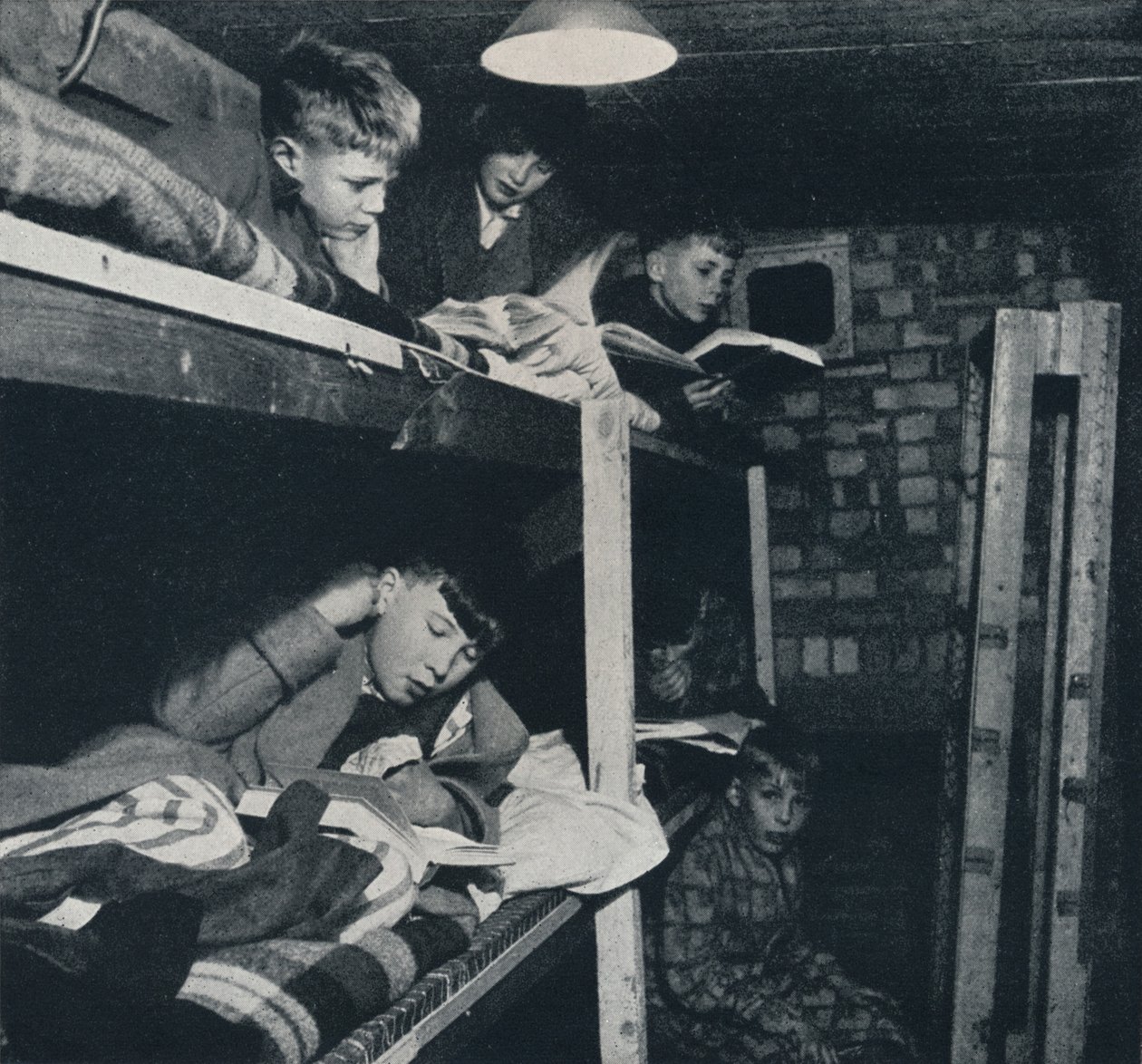 Slaapzaal voor schooljongens, 1941 door Cecil Beaton