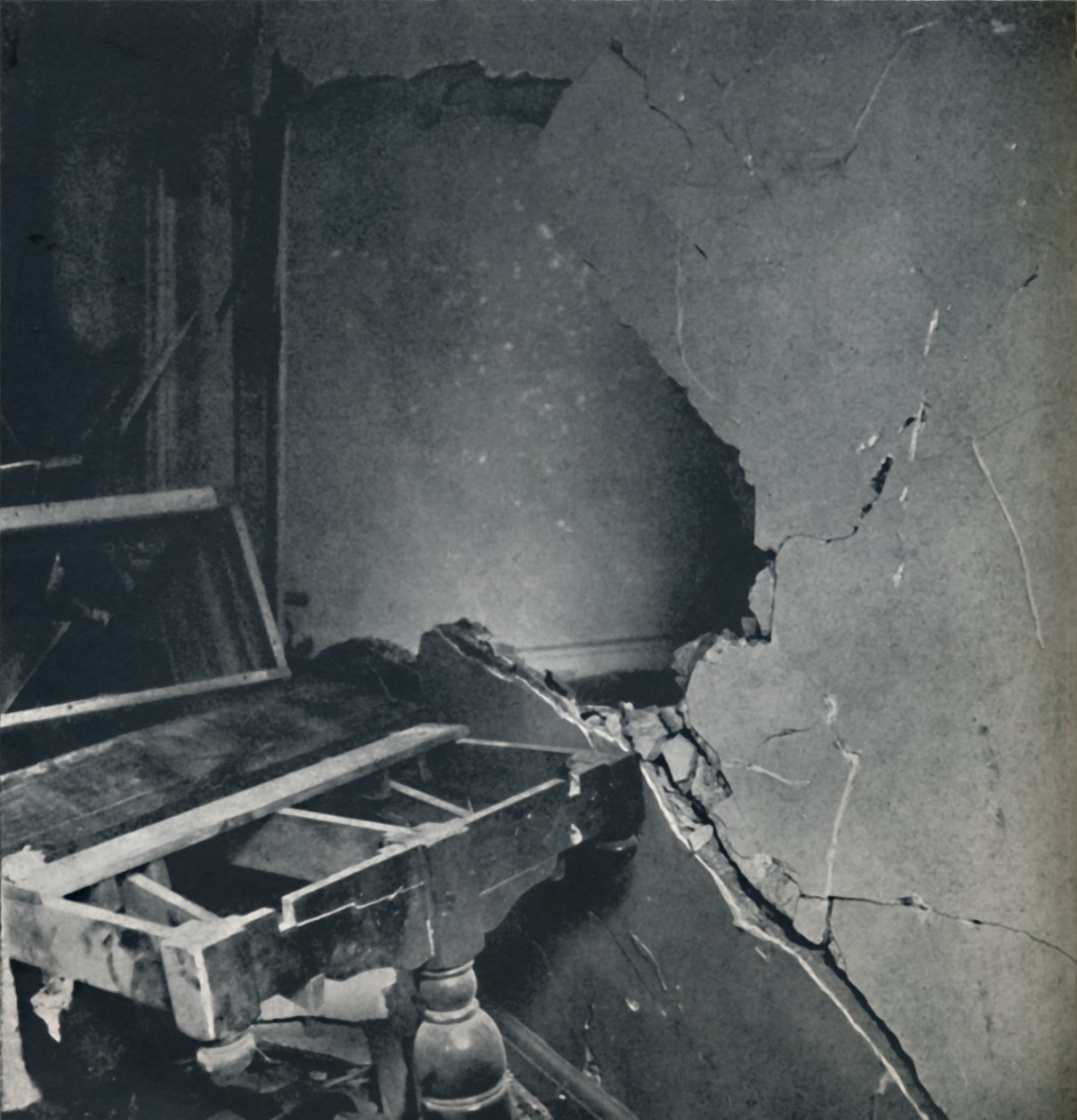 Het stof gaat liggen, 1941 door Cecil Beaton