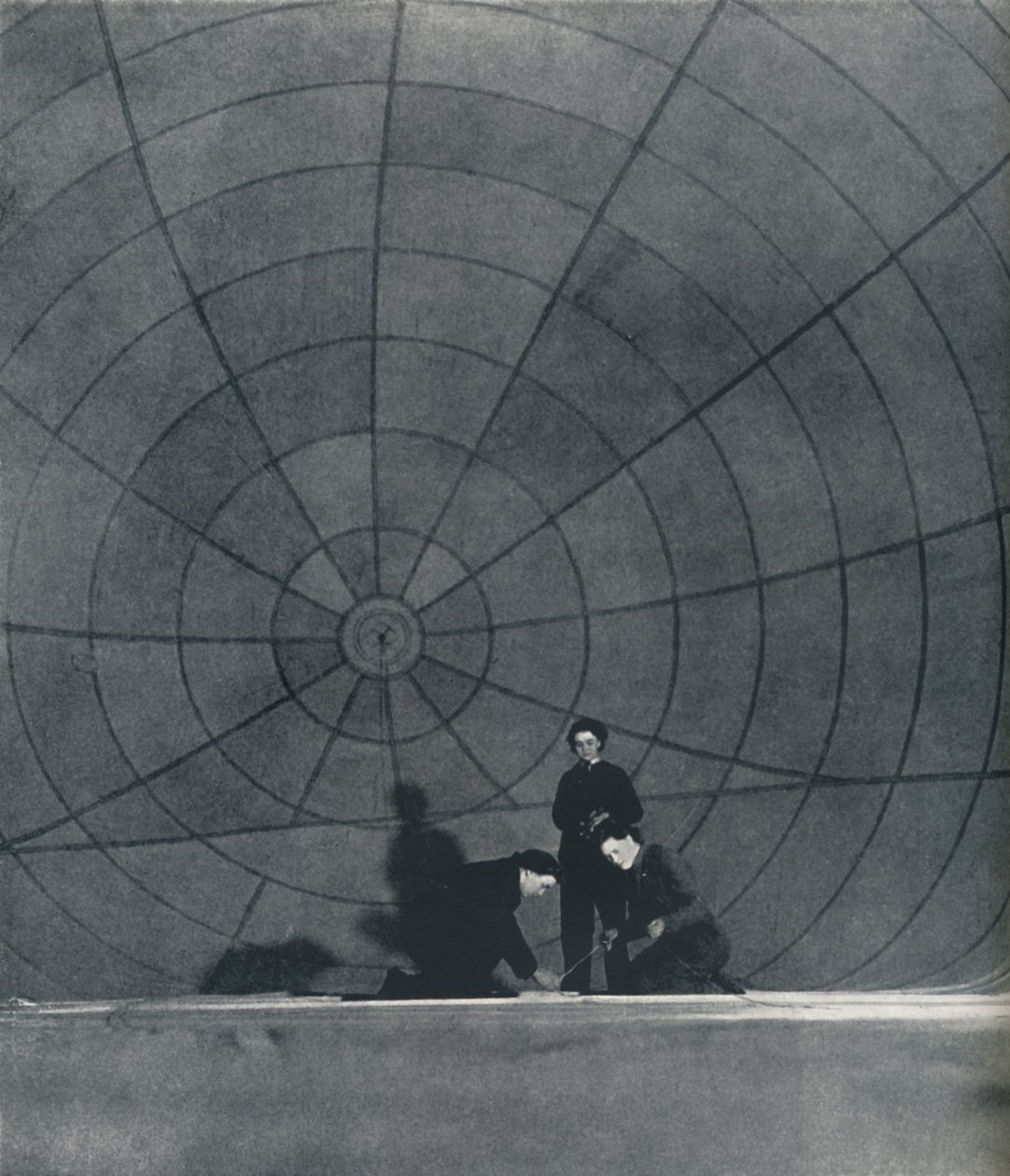 De web WAAFS werken aan een ballon, 1941 door Cecil Beaton
