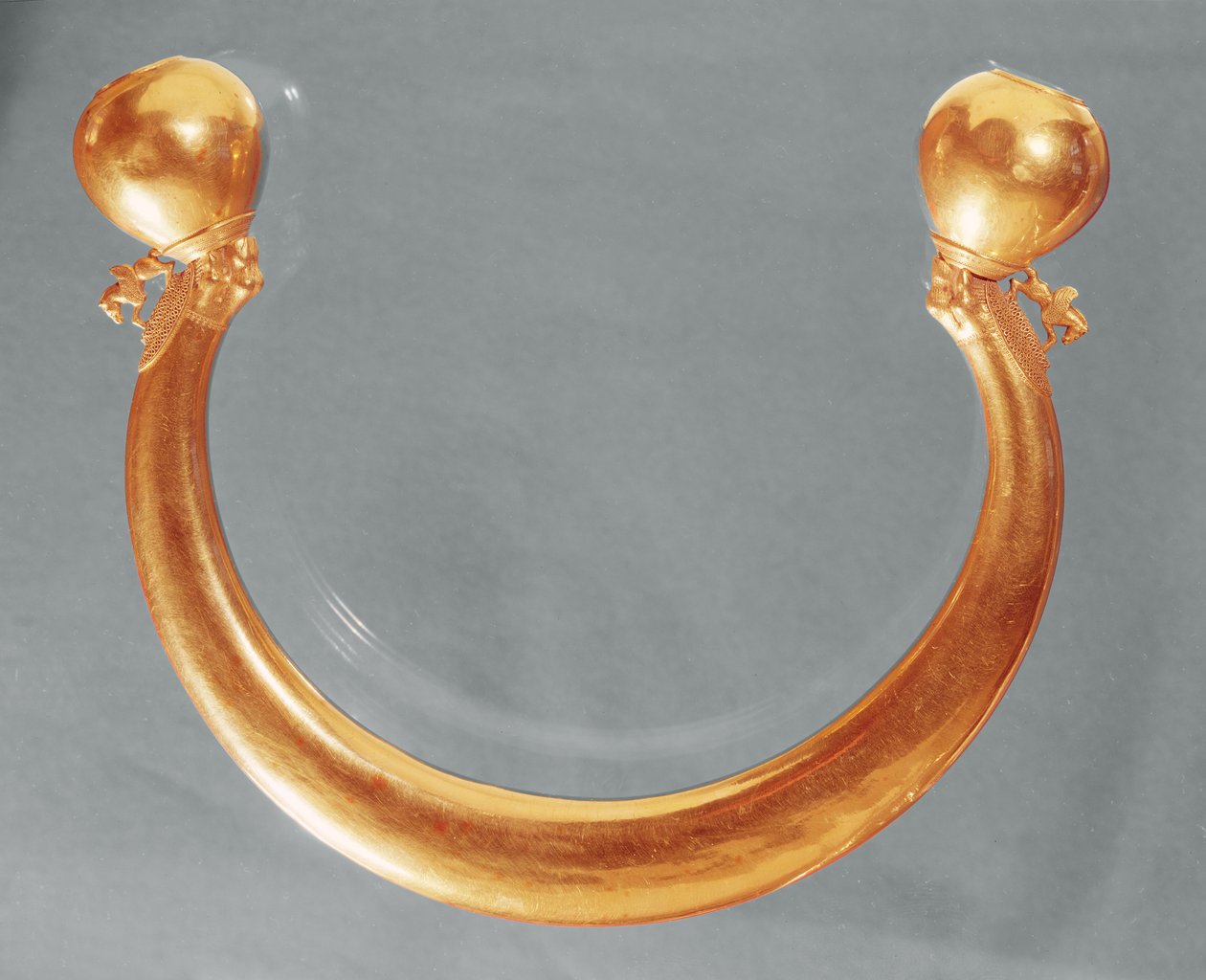 Kopie van een armband uit het graf van een prinses van Vix door Celtic