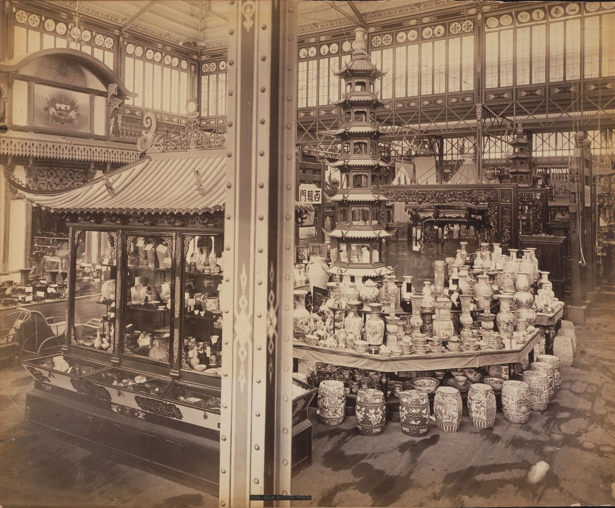 Uitzicht op de Chinese Hof, Hoofdgebouw, Centennial Tentoonstelling, Philadelphia door Centennial Photographic Co.