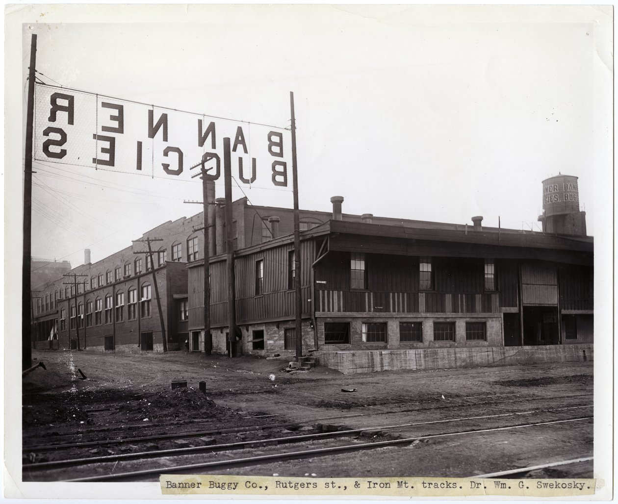 Banner Buggy Company door Charles Clement Holt