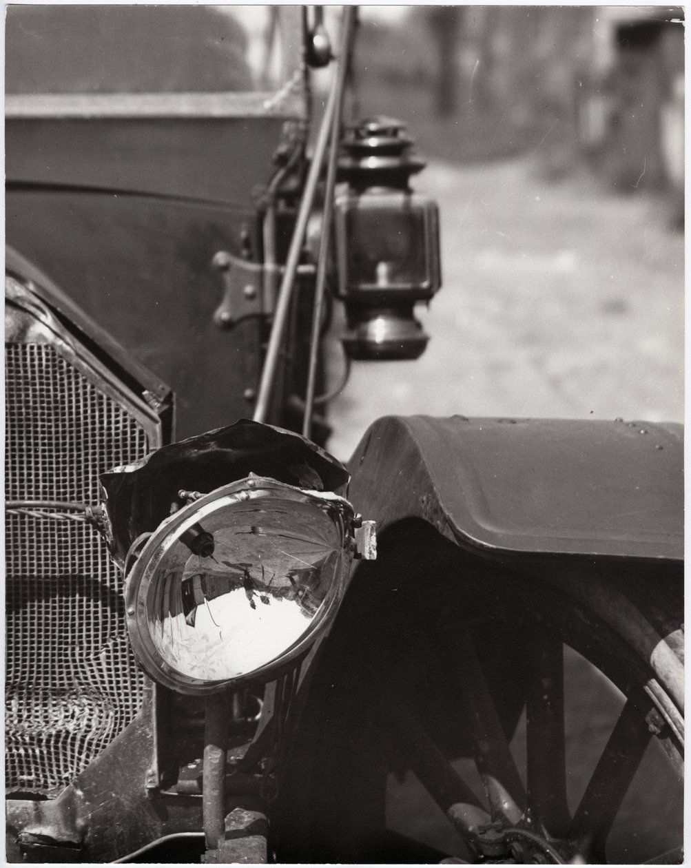 Close-up van een beschadigde koplamp van een auto door Charles Clement Holt