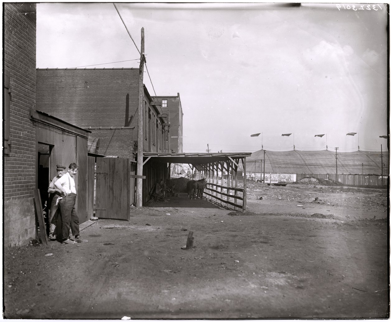 Commerciële gebouwen of stallen voor de Barnum en Bailey circustent bij Grand en Laclede door Charles Clement Holt