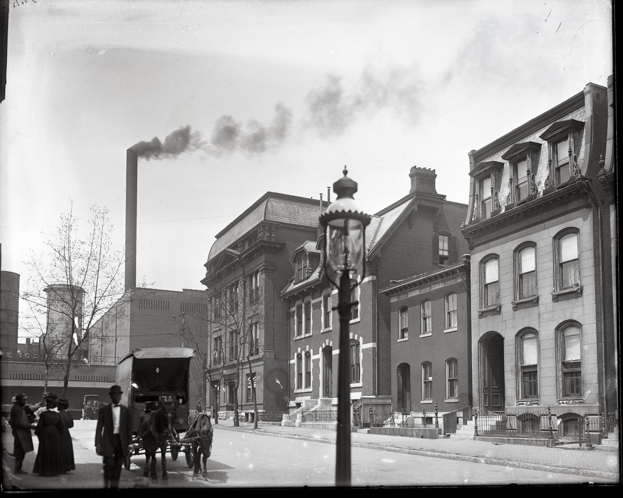 Lawton Street kijkend naar het westen naar Beaumont. Polar Wave Ice and Fuel Company, Beaumont Medical College, en het huis van dokter Gustavus H. E. Baumgarten op de achtergrond door Charles Clement Holt