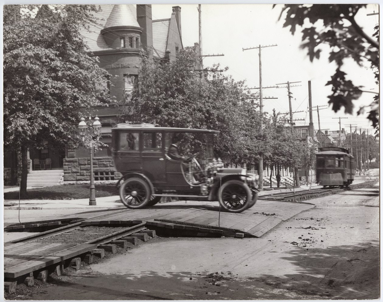 Packard limousine steekt de tramsporen over bij Lindell Boulevard en Boyle Avenue door Charles Clement Holt