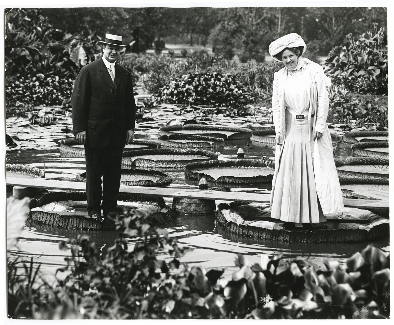 Tower Grove Park lelievijver. Man en vrouw staand op leliebladen door Charles Clement Holt