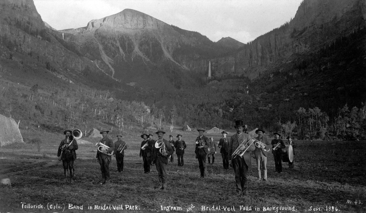 Telluride band in Bridal Veil Park Ingram en Bridal Veil Falls, 1886 door Charles Goodman