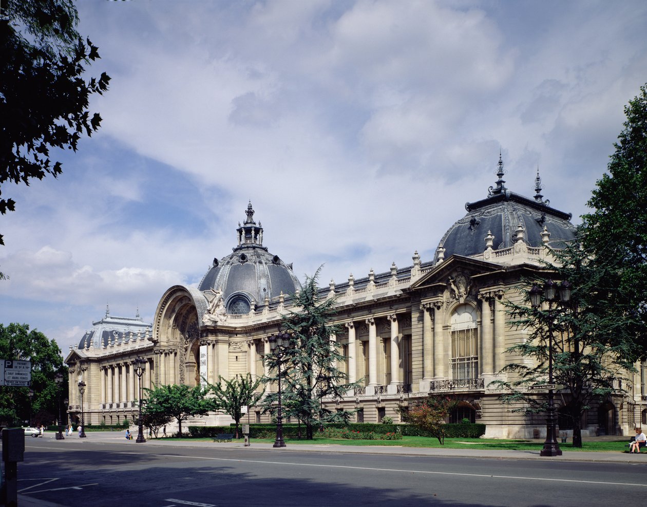 Uitzicht op de gevel van het Petit-Palais, gebouwd in 1900 door Charles Louis Girault