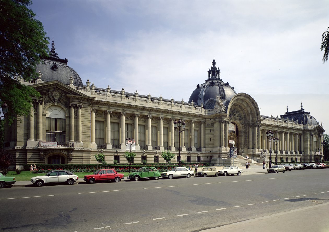 Uitzicht op de gevel van het Petit-Palais, gebouwd in 1900 door Charles Louis Girault