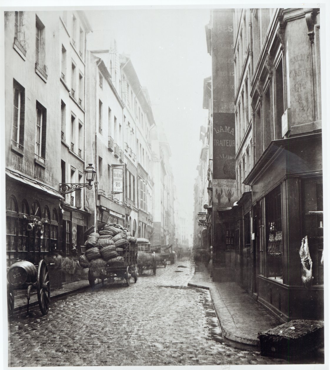 Rue de la Grande Truanderie, vanaf de rue Montorgueil, Parijs, 1858-78 door Charles Marville