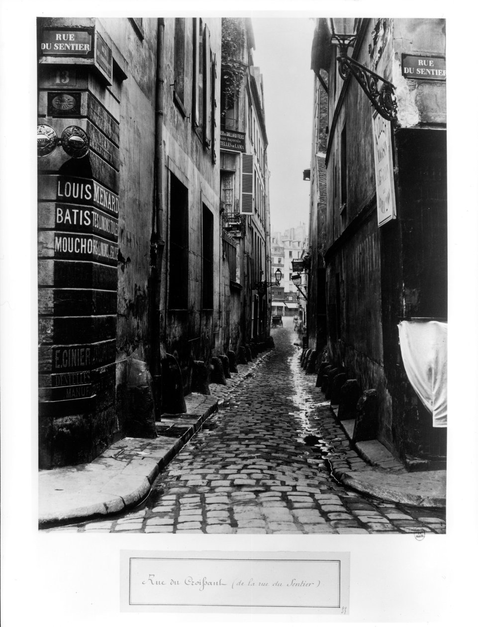 Rue du Croissant, vanaf de Rue du Sentier, Parijs door Charles Marville