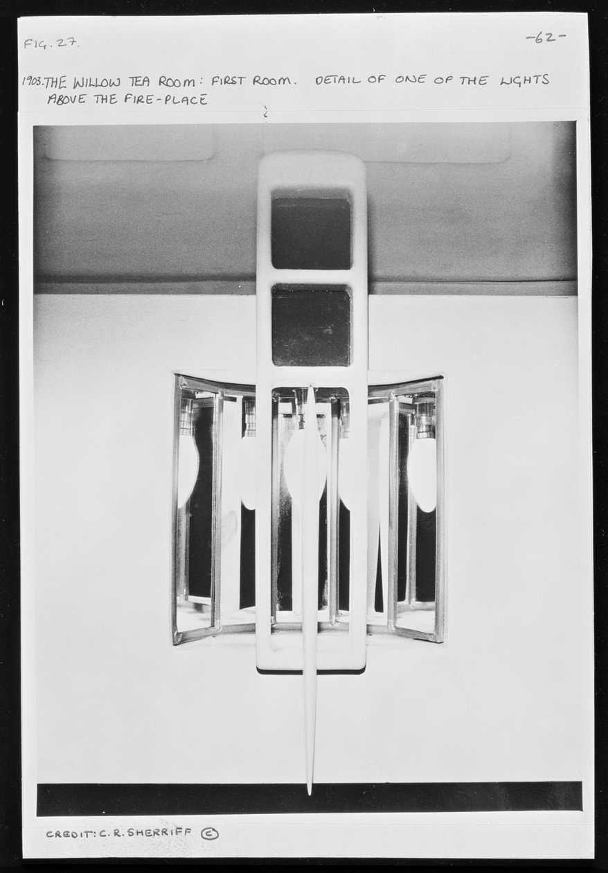 Lichtarmatuur boven open haard in de Willow Tea Room, Glasgow (reconstructie) door Charles Rennie Mackintosh