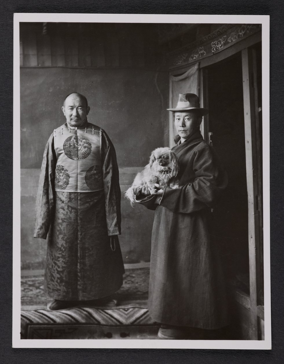 Een monastieke functionaris van Tashilhunpo met bediende en hond door Charles Alfred Bell