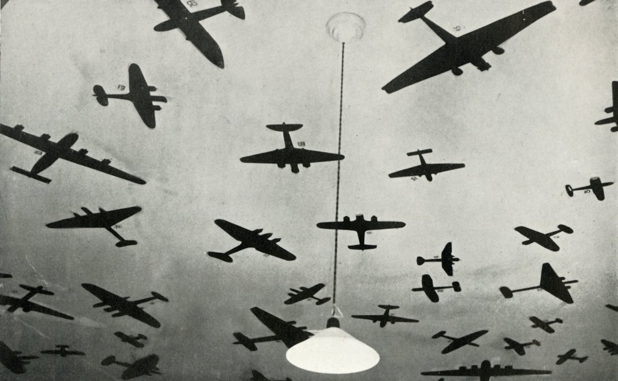Silhouetten van militaire vliegtuigen...op een RAF-trainingsschool tijdens de Tweede Wereldoorlog, 1941 door Charles Brown