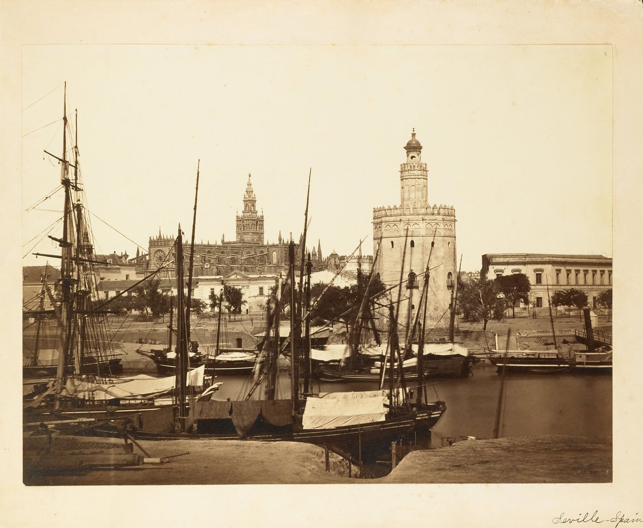 Kathedraal, Torre del Oro en Guadalquivir rivier, Sevilla door Charles Clifford