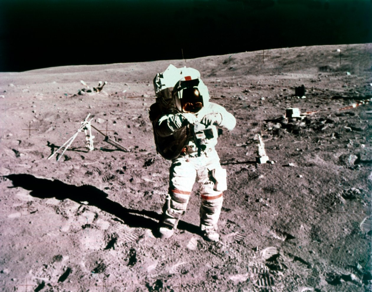 Astronaut John Young op het maanoppervlak, Apollo 16 missie, 21 april 1972 door Charles Duke