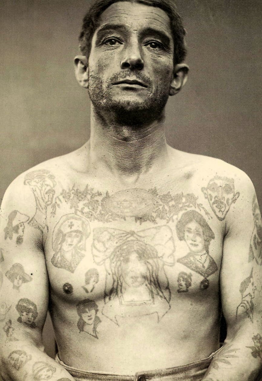 Portret van een getatoeëerde man door Charles Eisenmann