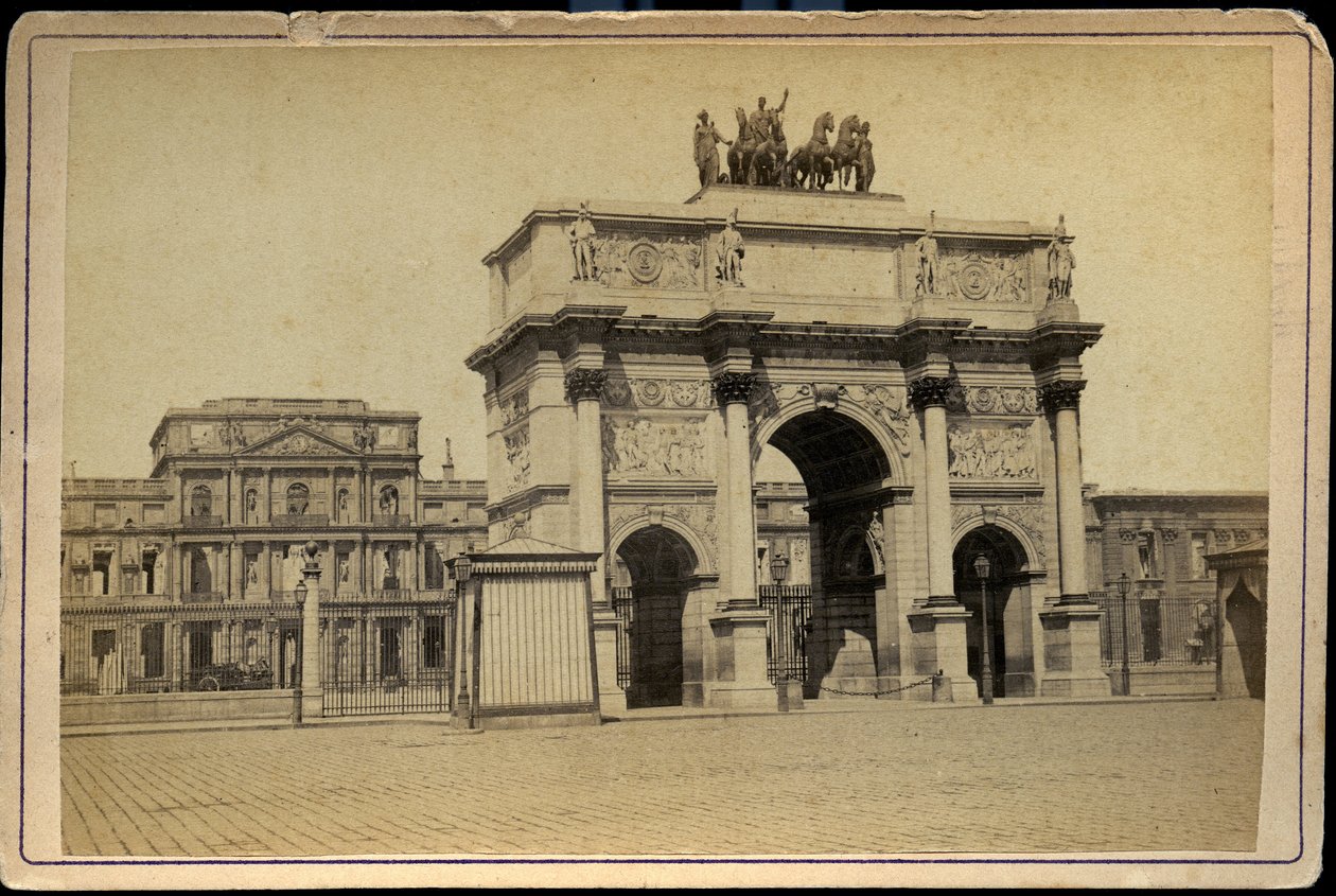 Frankrijk, Île-de-France, Parijs (75): De Arc de Triomphe du Carrousel met de gebouwen in ruïnes van de Tuileries imperiales door Charles & Fontaine Pierre (1762 1853) Percier