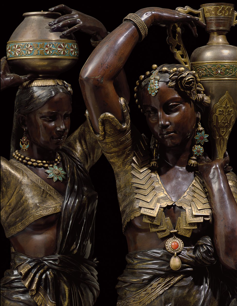 Detail van twee bronzen fakkeldragers in de vorm van Indiase vrouwen die vazen dragen door Charles Henri Joseph Cordier