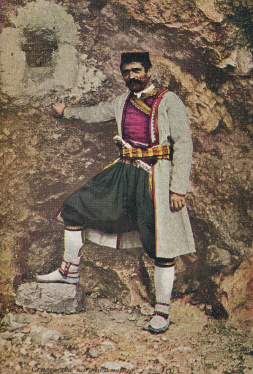 Een Montenegrijn in feestkostuum, ca. 1913 door Charles J. S. Makin