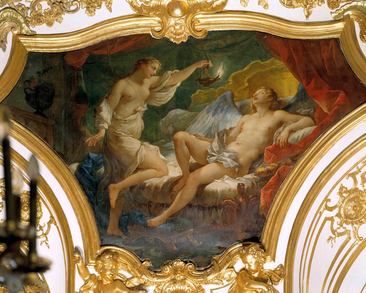Psyche steekt zijn lamp op om zijn vrouw Eros (of Liefde) te aanschouwen door Charles Joseph Natoire