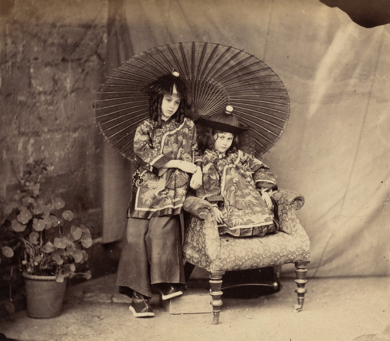 Lorina en Alice Liddell in Chinese Kleding door Charles Lutwidge Dodgson