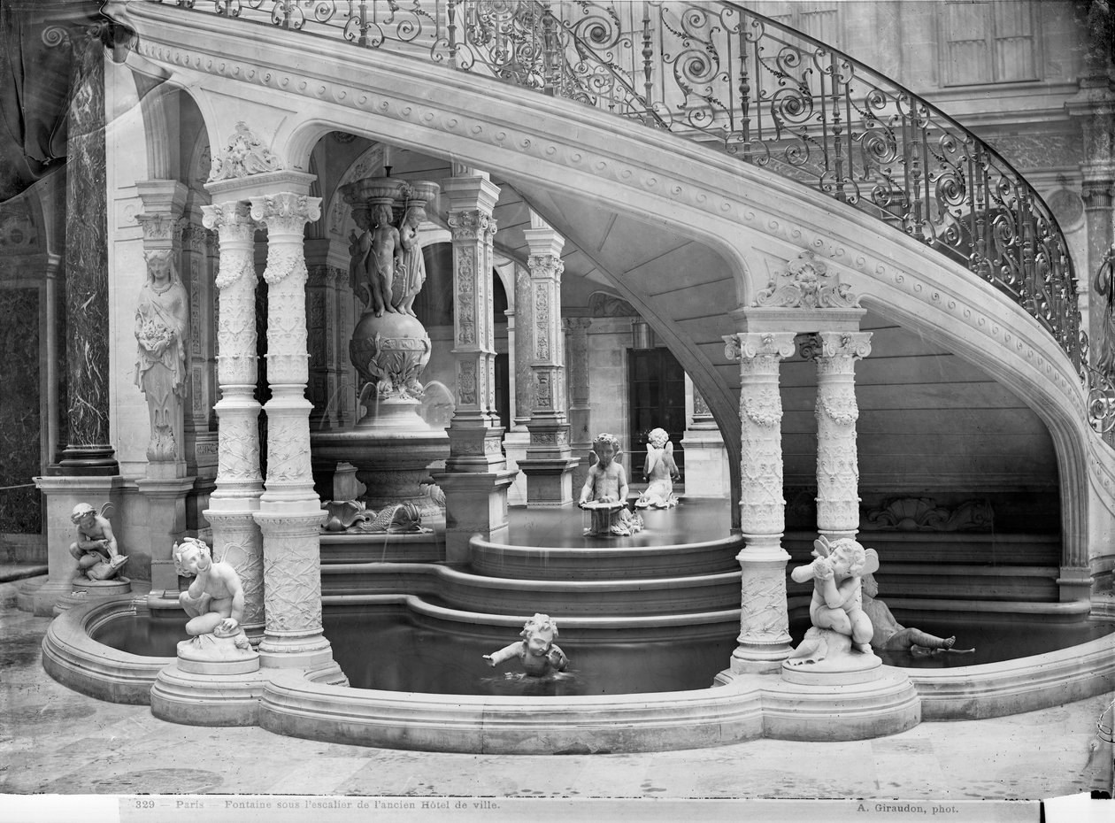 Fontein onder de trap van het Hotel de Ville voor de brand van 1871 door Charles Marville
