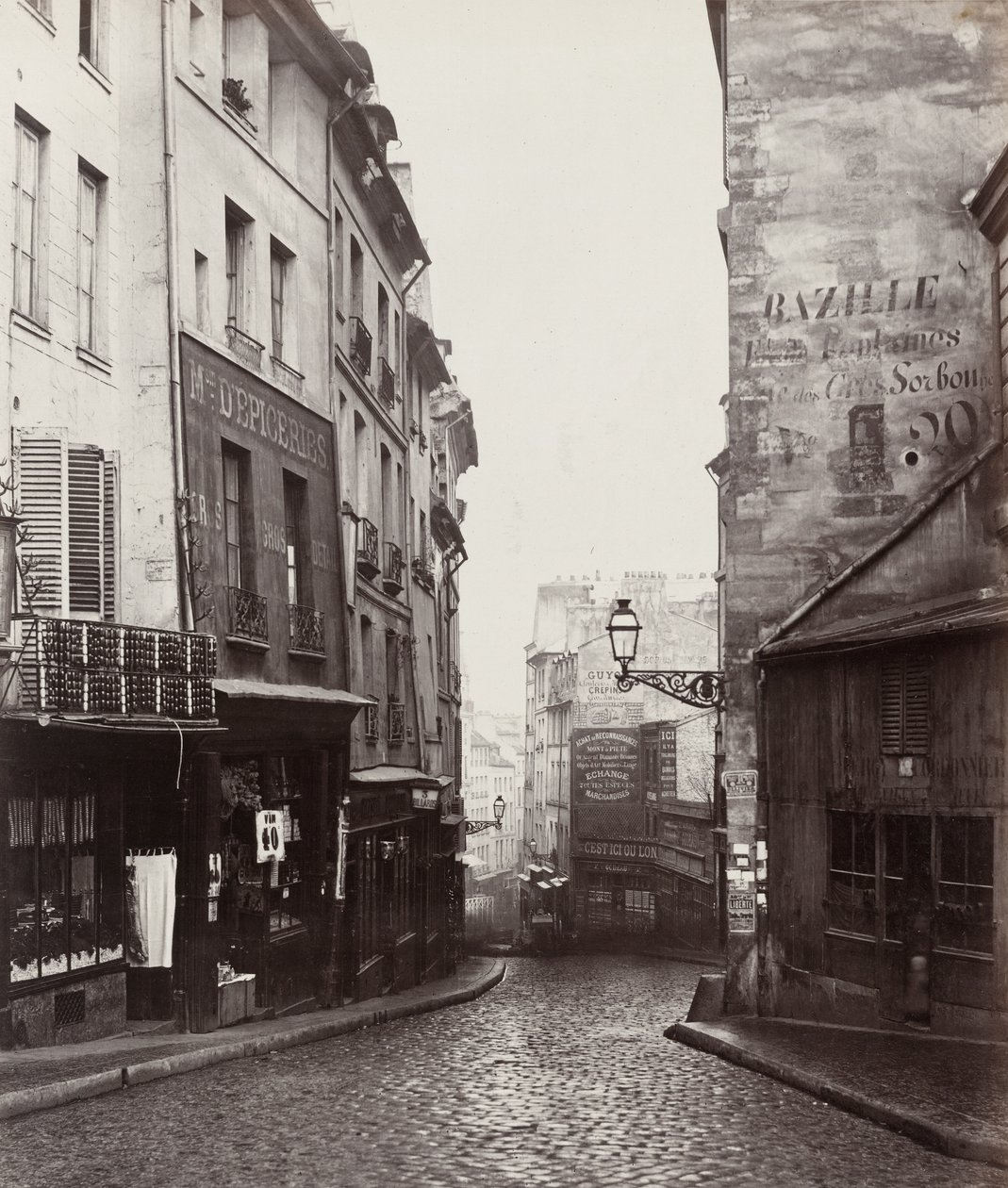 Rue de la Montagne-Sainte-Geneviève nabij de Kruising van Rue Laplace door Charles Marville