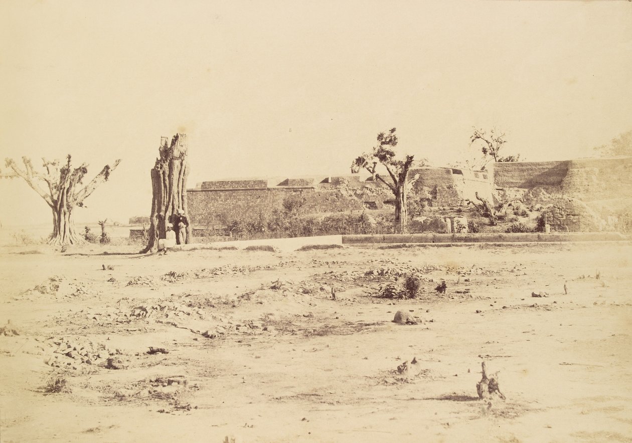 [Kaal landschap met een ongeïdentificeerd fort, Delhi]. door Charles Moravia