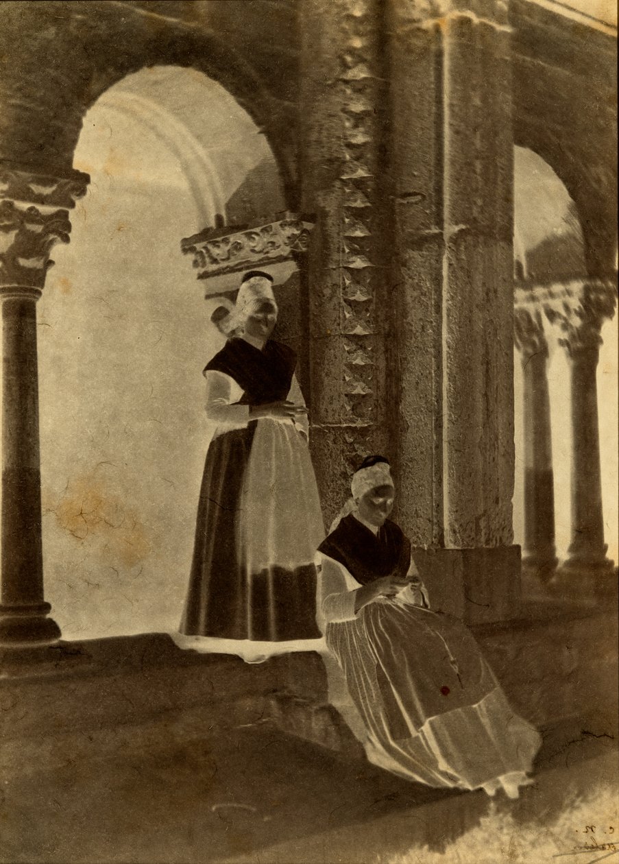 Arlésiennes in het klooster van Saint-Trophime „Arles“ door Charles Nègre