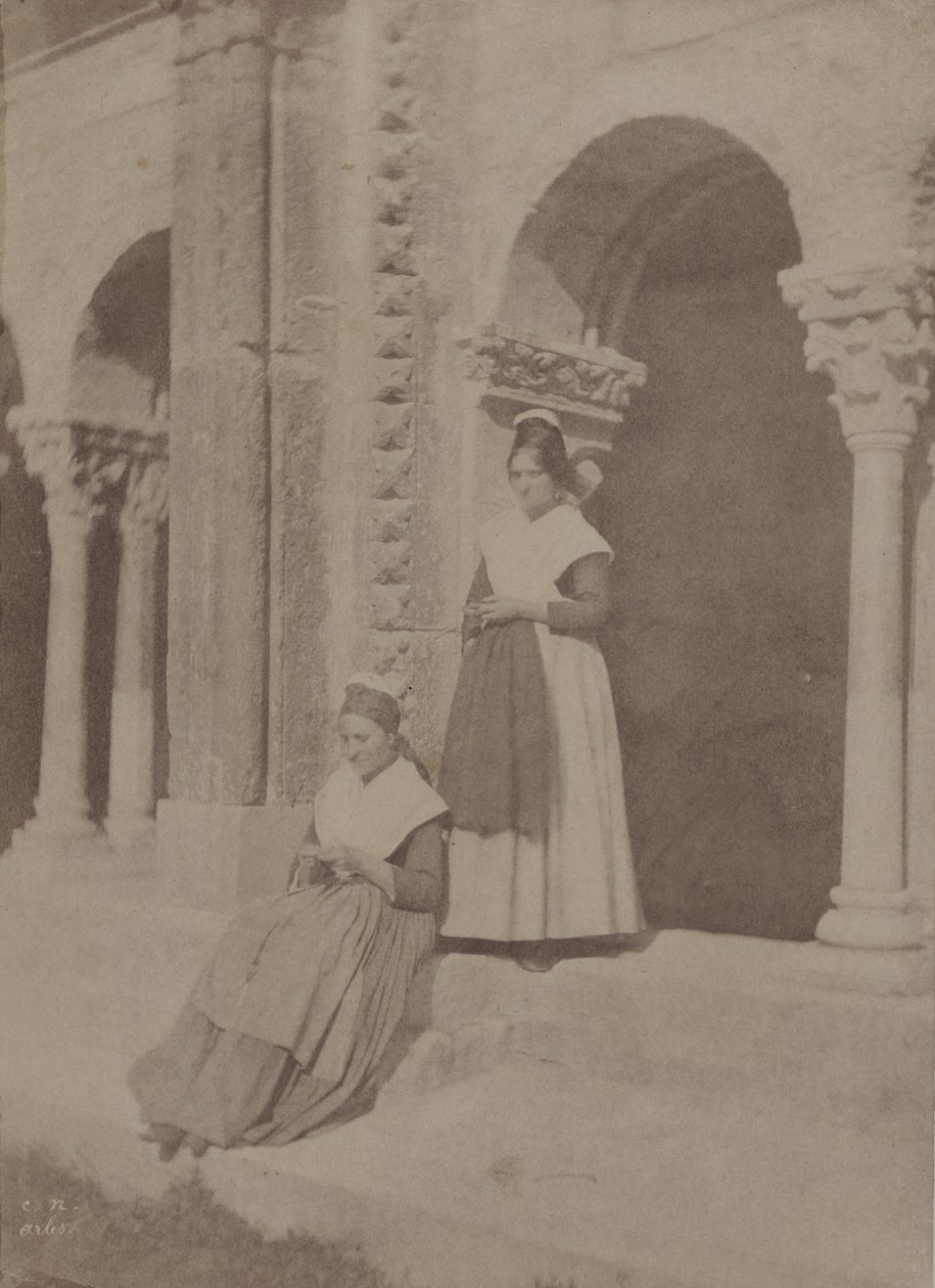 Arlésiennes in het klooster van Saint-Trophime „Arles“ door Charles Nègre