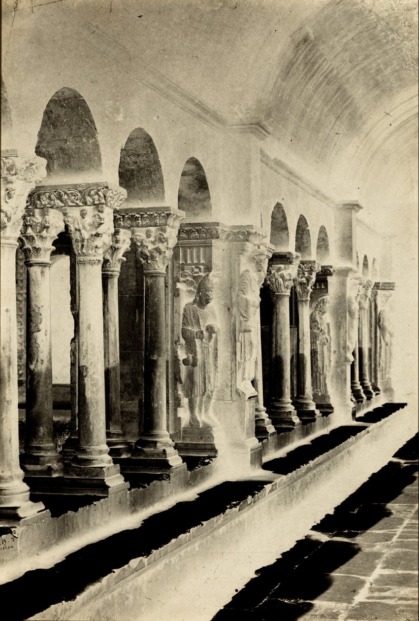 Interieur van de kloostergang van Saint-Trophime, Arles door Charles Nègre