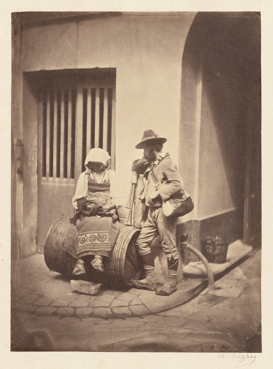 [Italiaanse straatmuzikanten bij de ingang van 21, Quai de Bourbon] door Charles Nègre