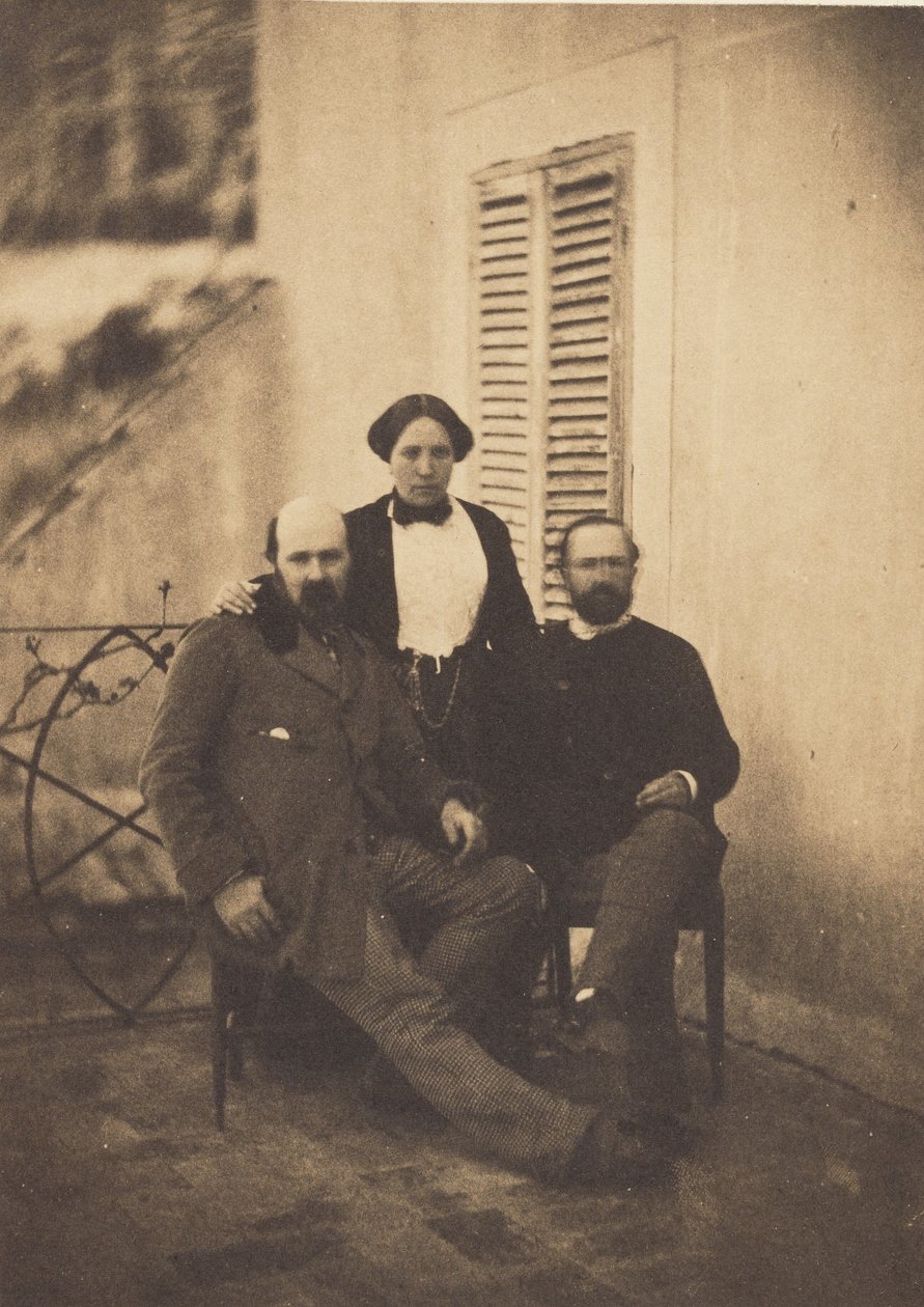 Portret van Rachel Félix en twee niet-geïdentificeerde mannen op een balkon door Charles Nègre