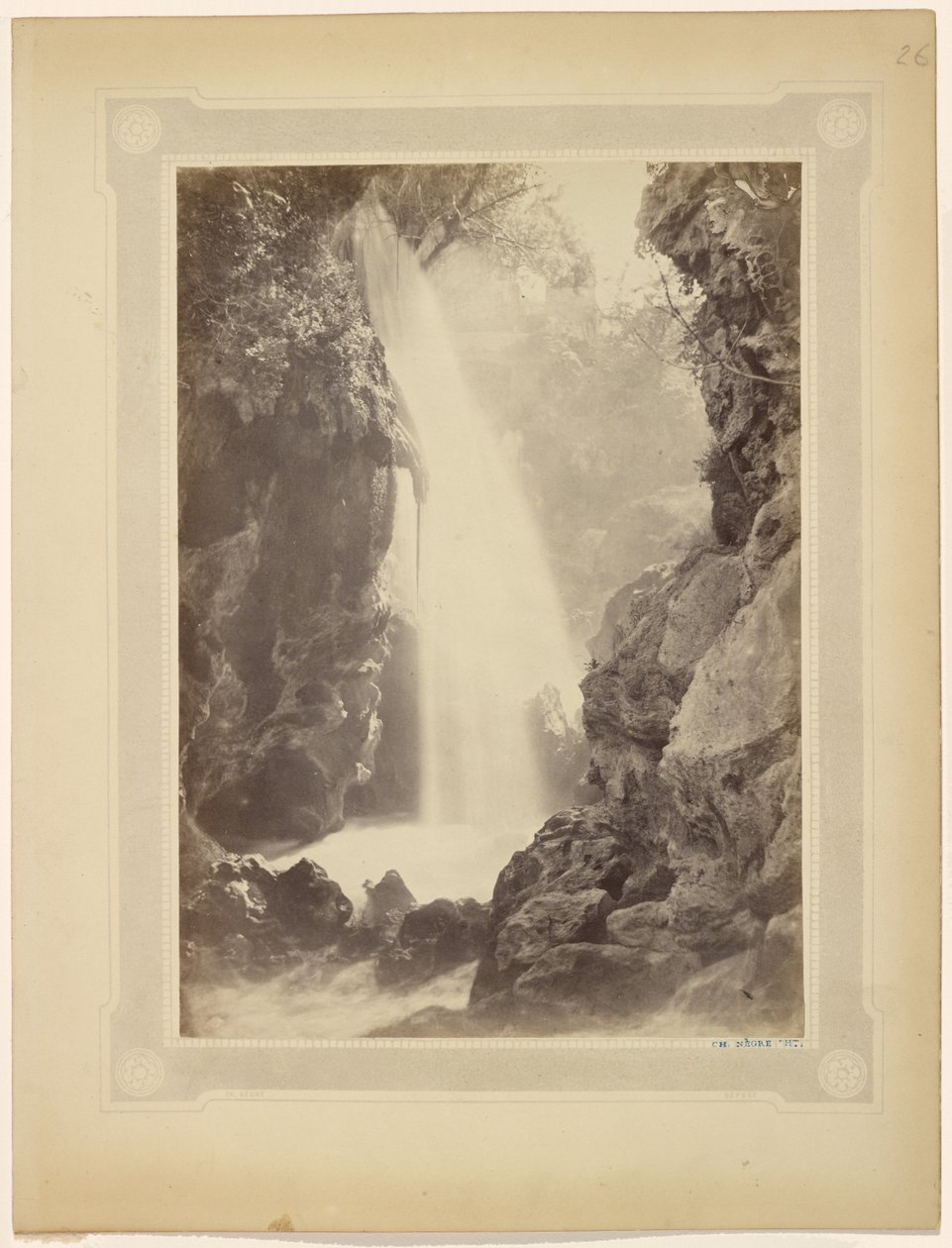 Waterval en rotsen, Zuid-Frankrijk door Charles Nègre
