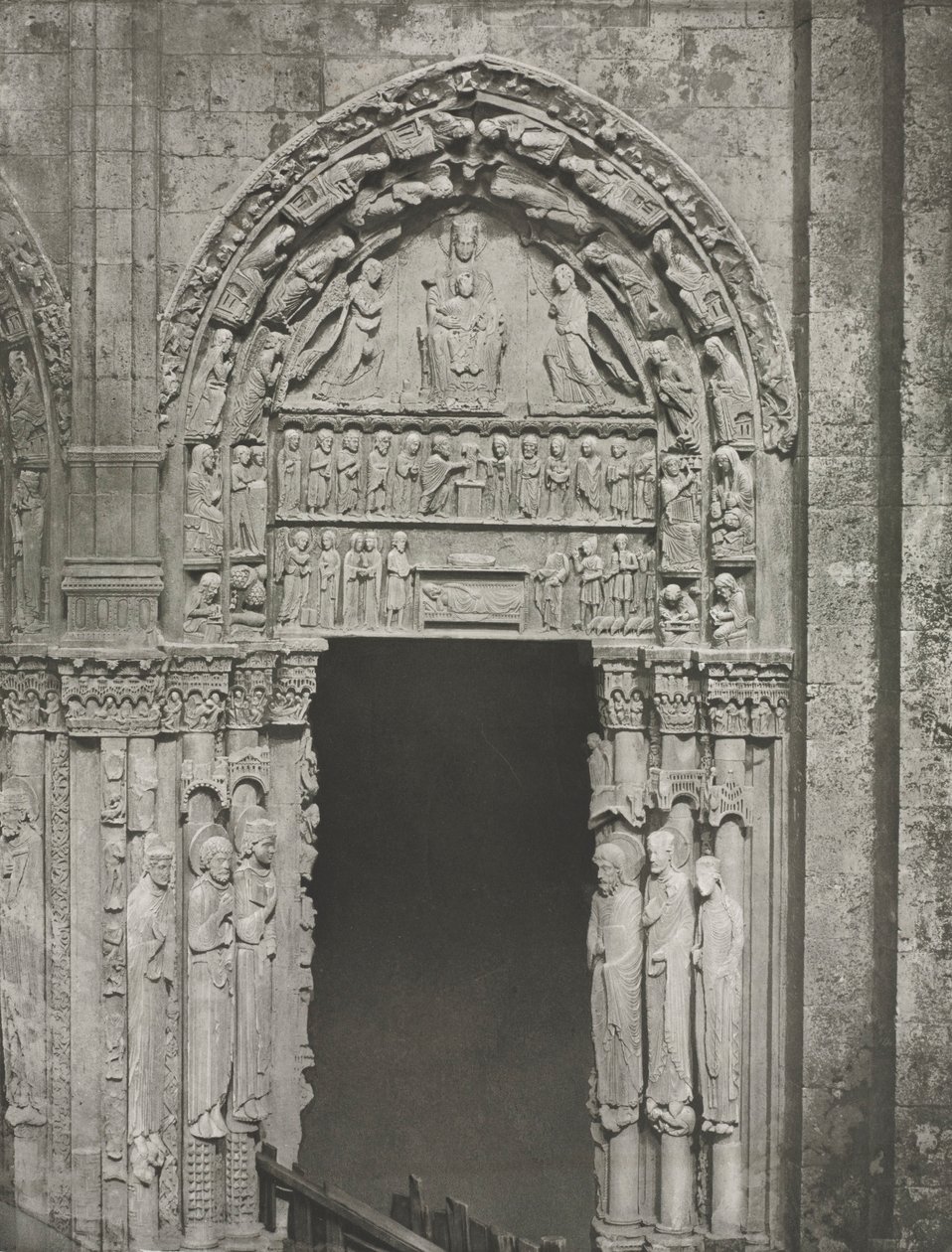 Kathedraal van Chartres: Rechterdeur van het Koninklijk Portaal met Onze-Lieve-Vrouw van Chartres door Charles Nègre