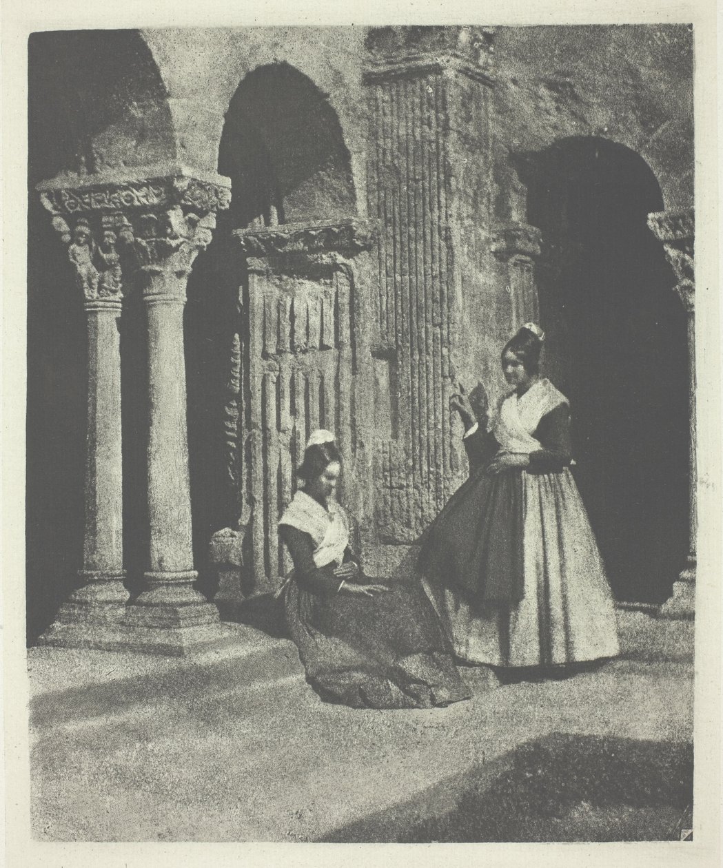 Twee vrouwen uit Arles in het klooster van Saint-Trophime in Arles door Charles Nègre