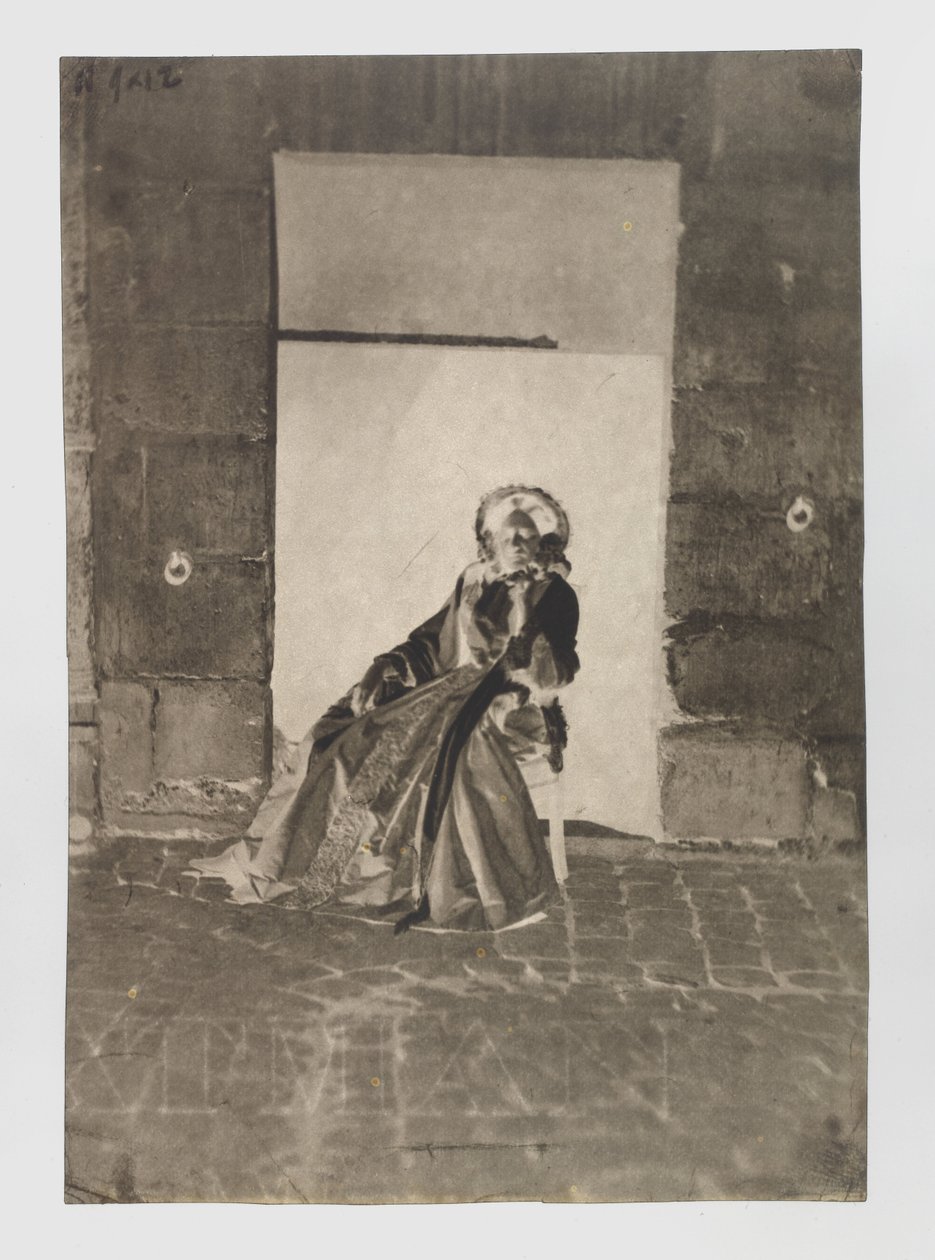 Portret van een onbekende zittende vrouw door Charles Nègre