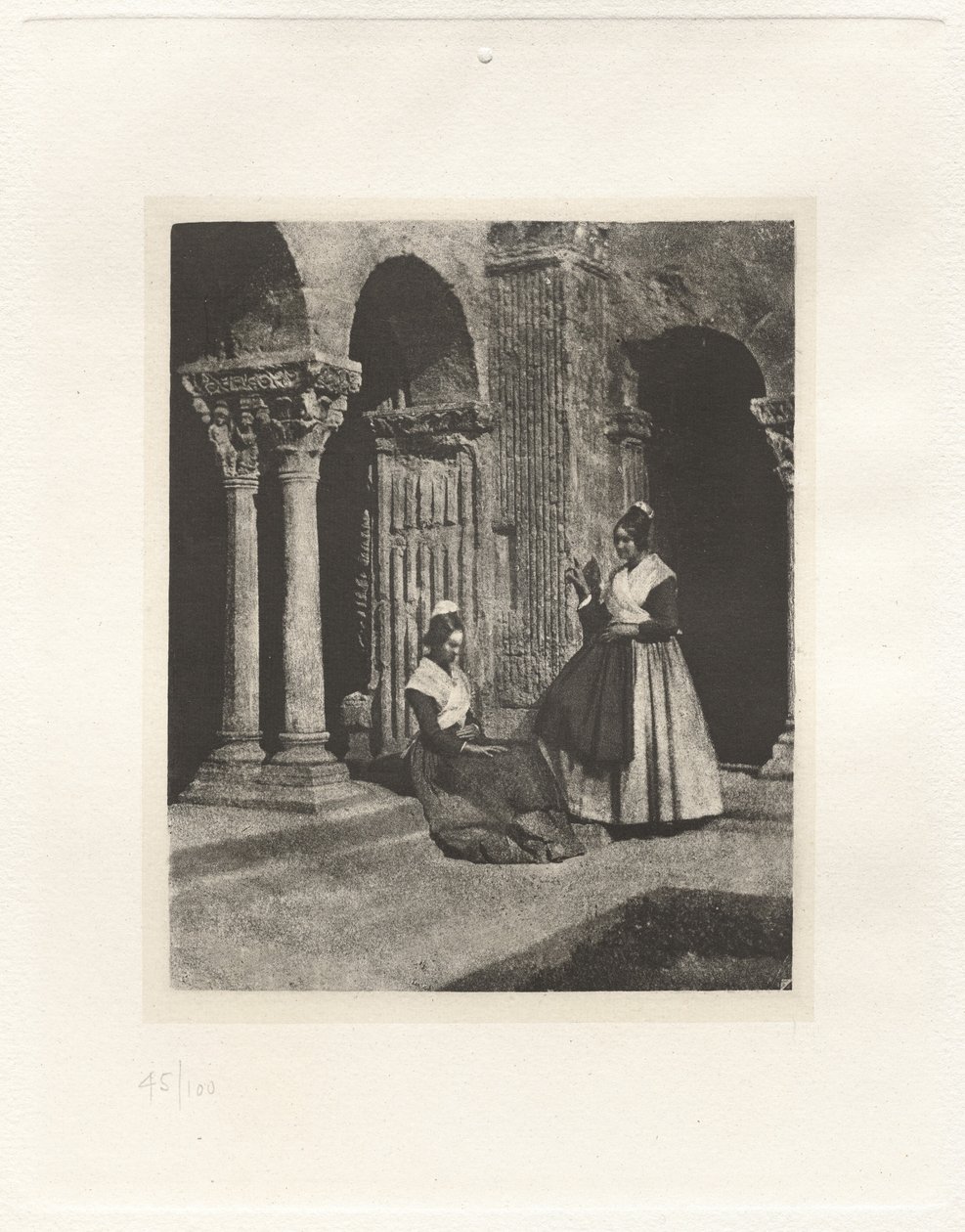 Twee Arlesiennes in het klooster van Saint-Trophime van Arles (plaat II) door Charles Nègre, André Jammes