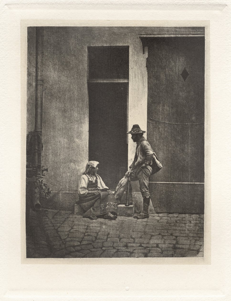 Planche IV – Pifferaro Staand en Italiaanse Boerin Zittend, in de Hof van 21 Quai Bourbon door Charles Nègre, André Jammes