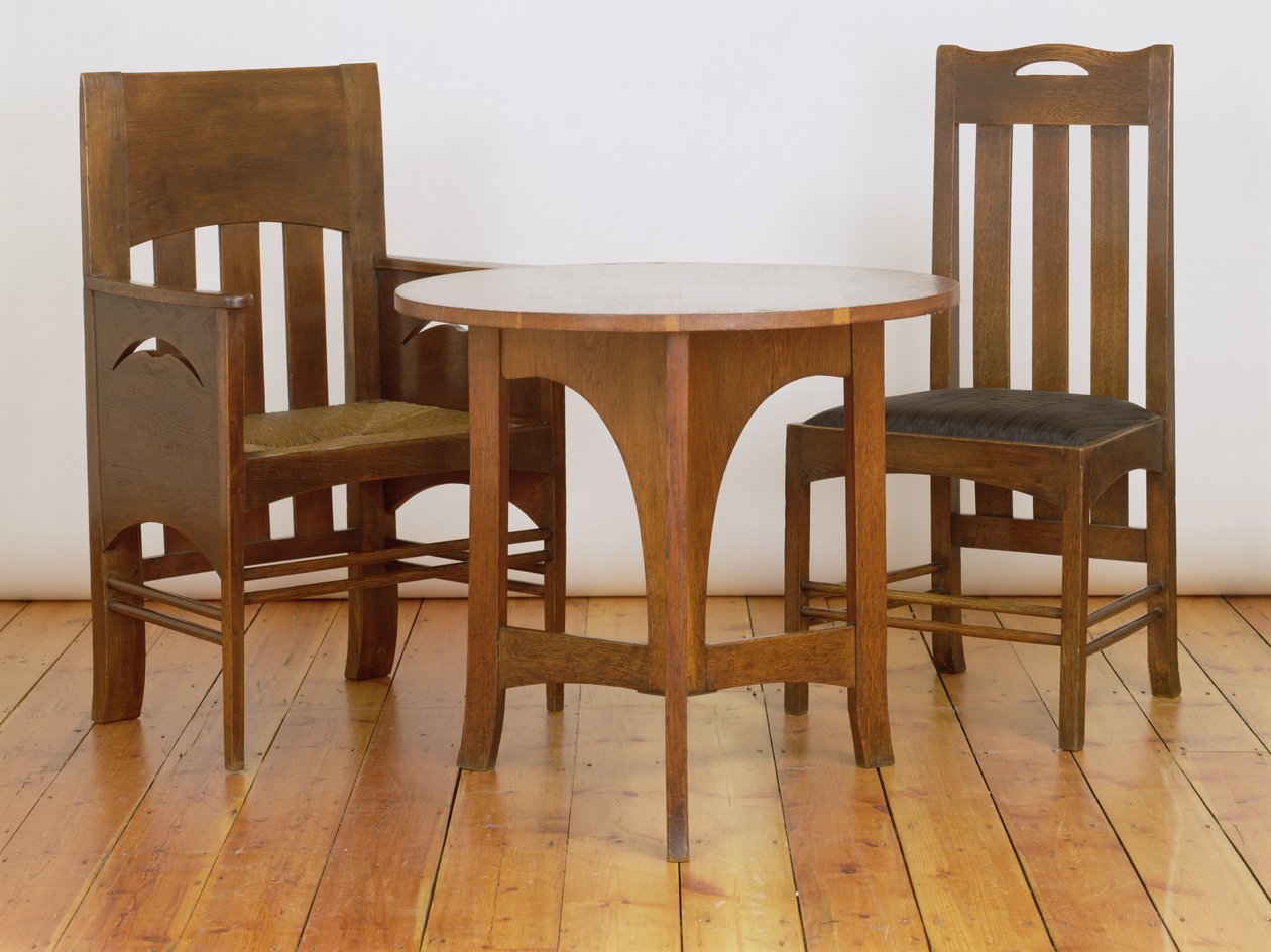 Een fauteuil, gemaakt voor de Luncheon Room, en eetkamerstoel, 1897, van Miss Cranstons Argyle Street Tea Rooms, Glasgow, en een occasionele tafel gemaakt voor de Biljartkamer bij Miss Cranstons Buchanan St door Charles Rennie Mackintosh