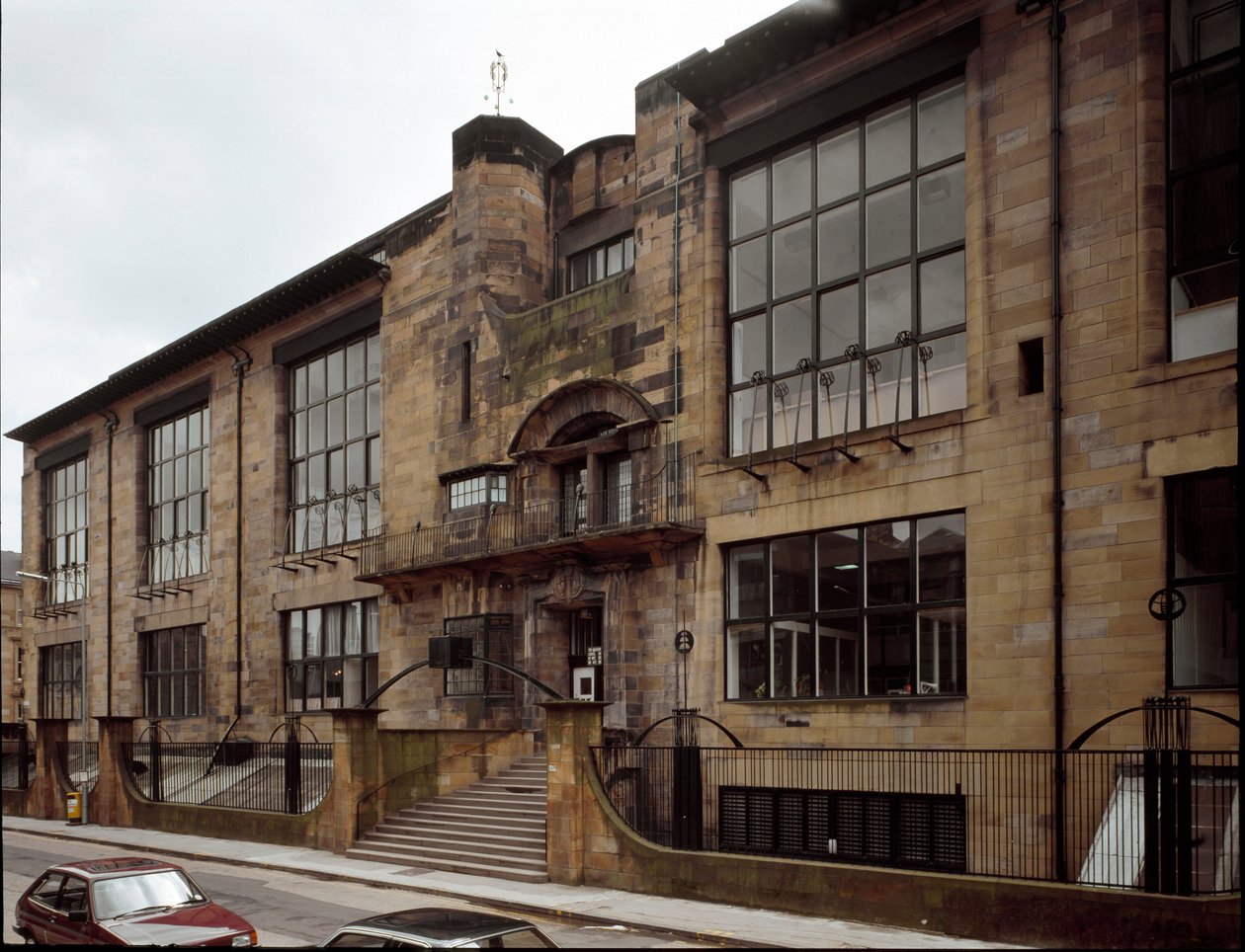Uitzicht op de School of Fine Arts ontworpen door architect Charles Rennie Mackintosh door Charles Rennie Mackintosh