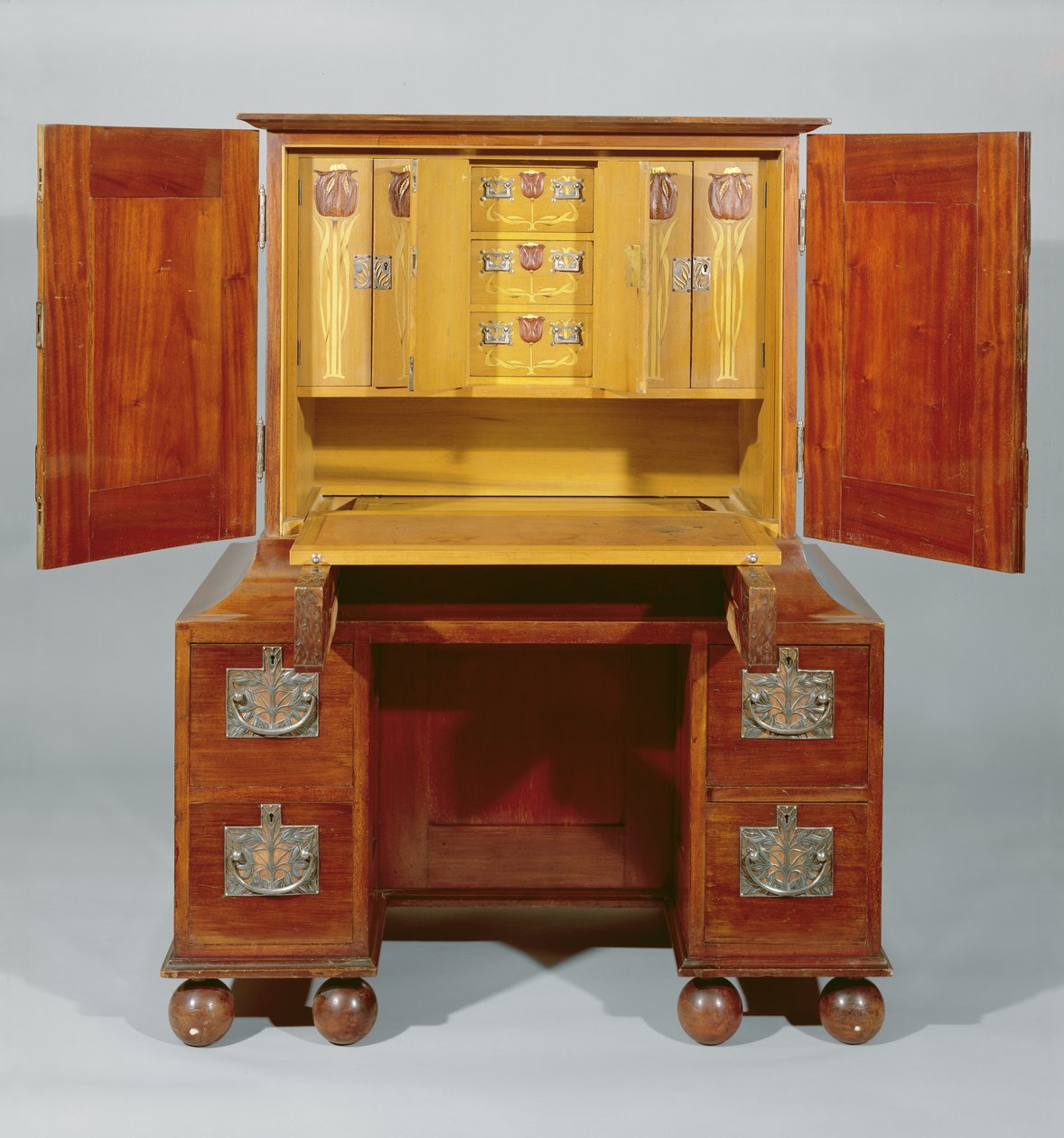 Kast - voorkant open door Charles Robert Ashbee
