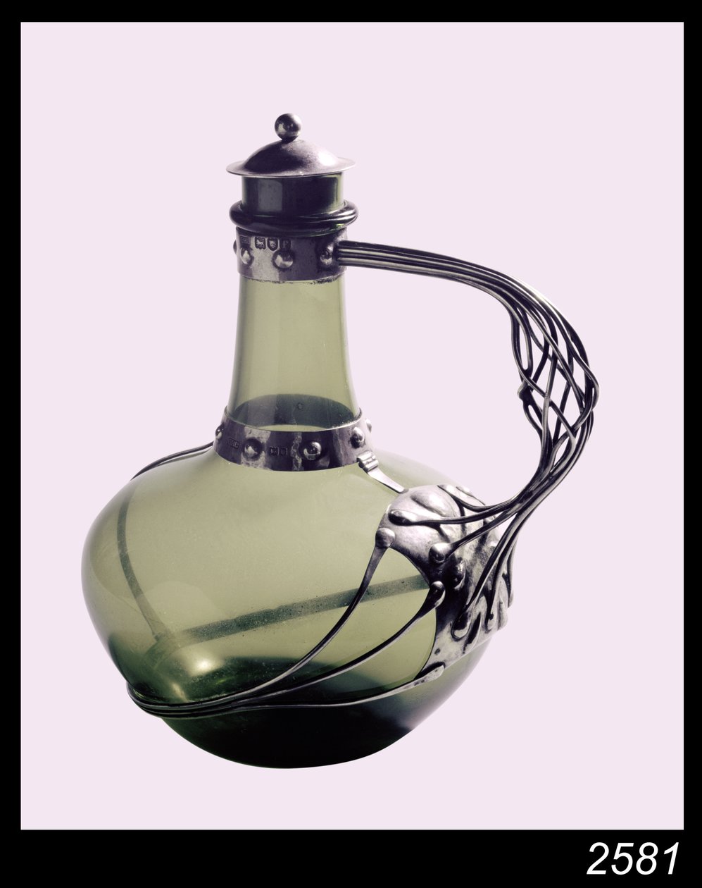 Groene glazen karaf met zilveren monturen met makersmerk van de Guild of Handicraft, 1901 door Charles Robert Ashbee