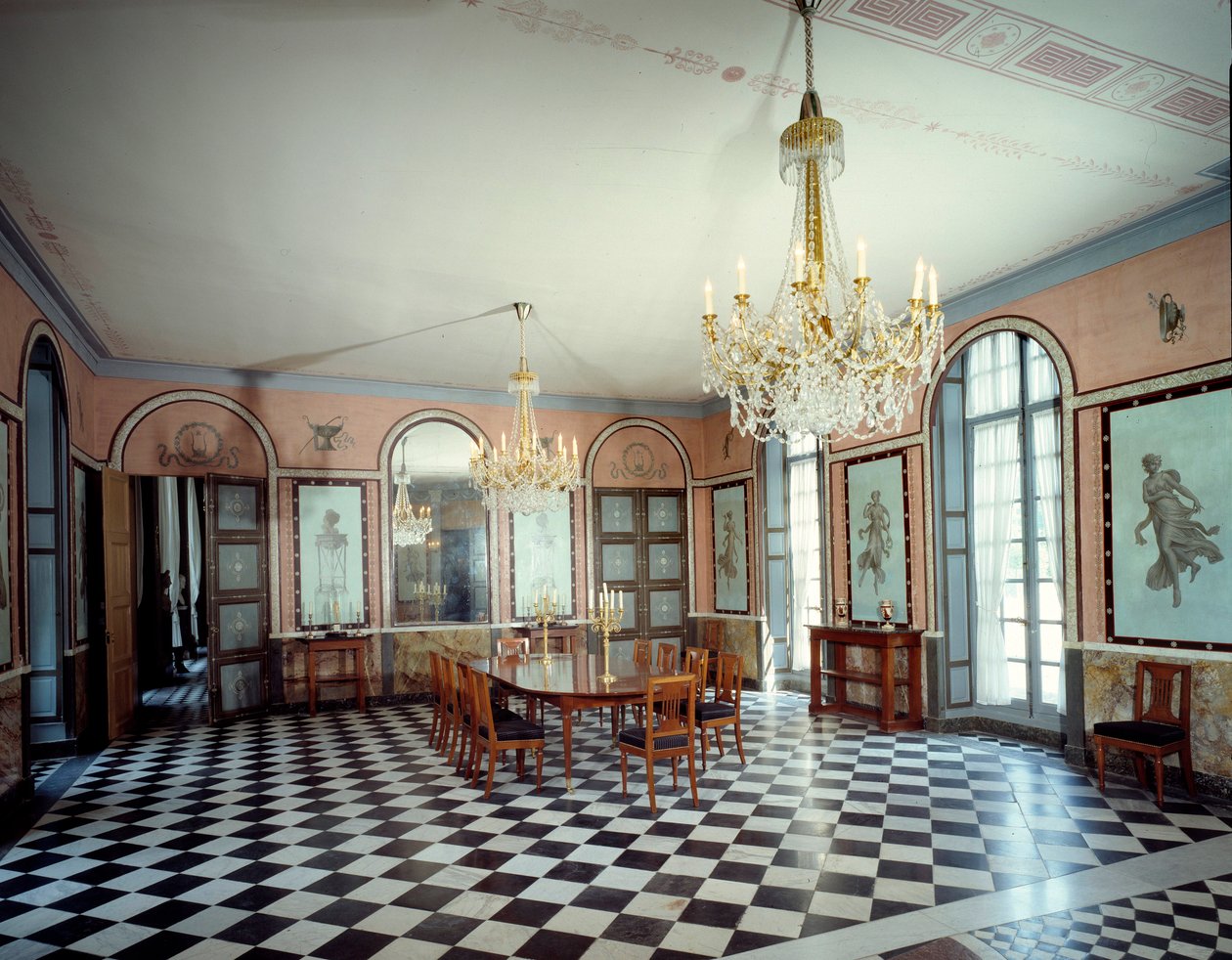 Zicht op de eetkamer van het kasteel van Malmaison, residentie van Keizer Napoleon I (1769-1821), versierd door Charles Percier (1764-1838) en Pierre Francois Leonard Fontaine (1762-1853) 1800 Rueil Malmaison, musee du chateau door Charles and Fontaine Pierre Percier