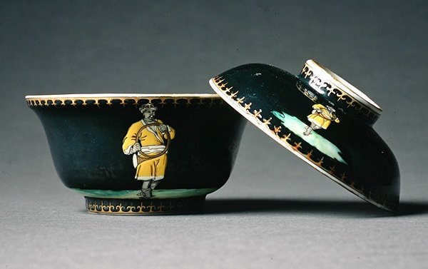 Een suikerpot en deksel, Qianlong Periode (1736-95) c.1740 (porselein) door Chinese School