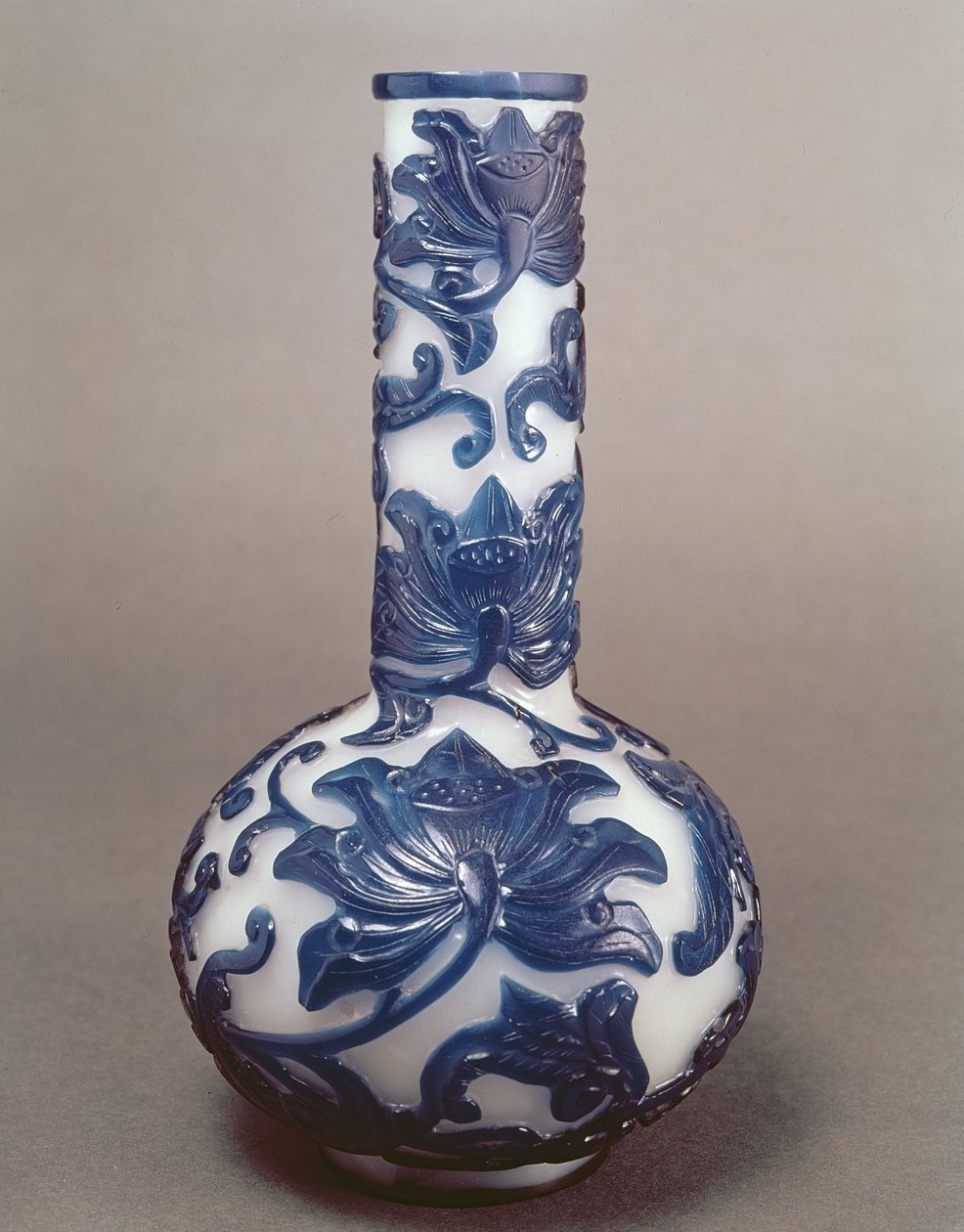 Chinese blauw-witte cameo glazen fles, Chien Lung periode (1736-95) door Chinese School
