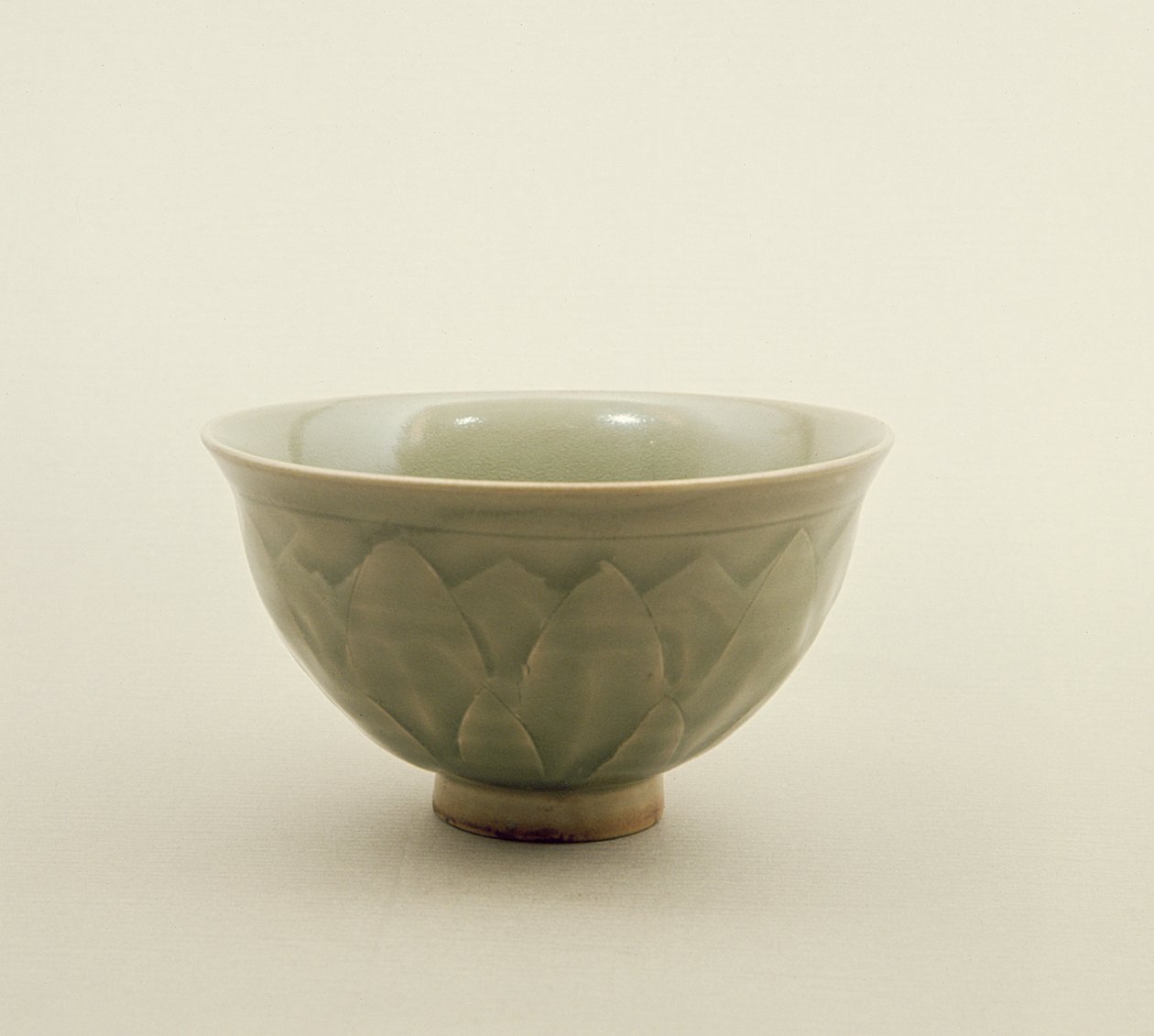 Noordelijke celadon kom, versierd met lotusblad ontwerp, Sung-dynastie (960-1280) door Chinese School